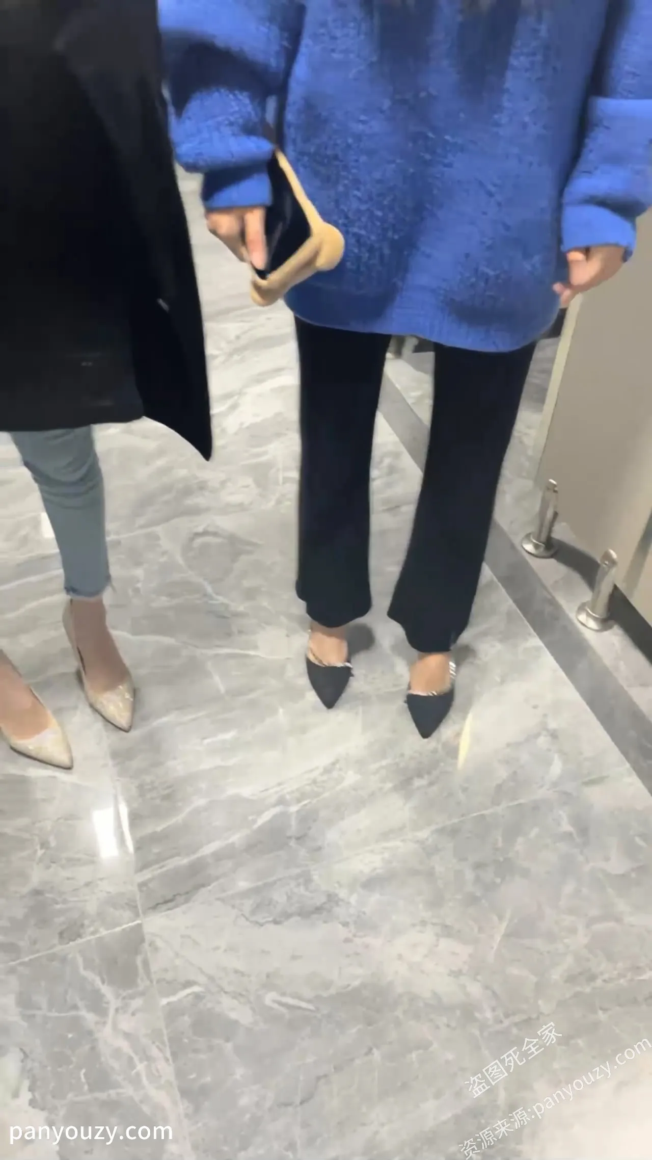 图片[2]-【公厕4P换妻聚会】颜值夫妻，找个公厕轮流无套互操对方老婆，场面极度刺激！-51欢迎您！