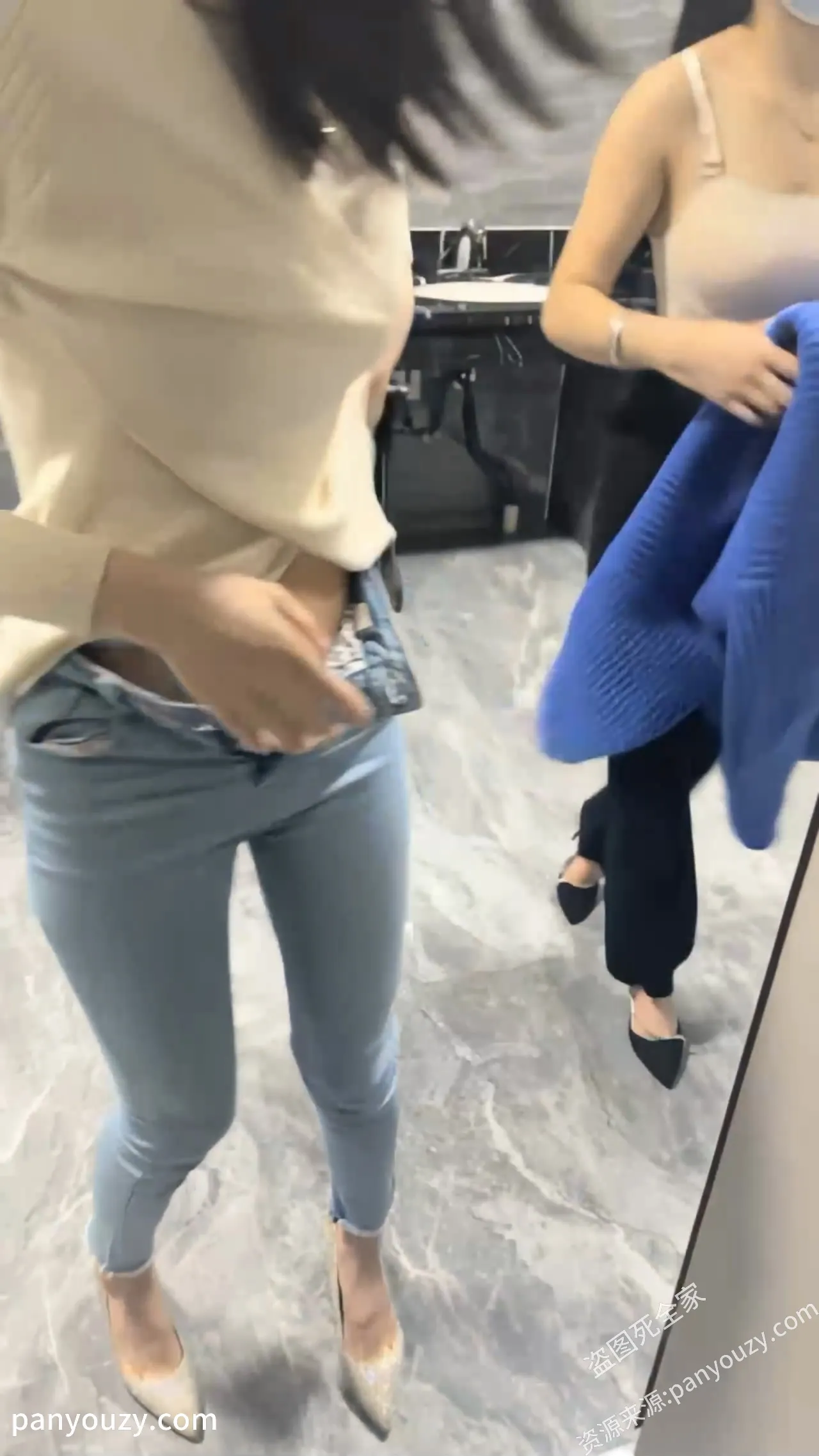 【公厕4P换妻聚会】颜值夫妻，找个公厕轮流无套互操对方老婆，场面极度刺激！-51欢迎您！